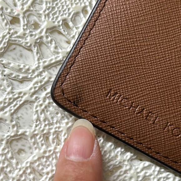 🖤NWOT💕MK snap closure tan leather wallet - Picture 13 of 16